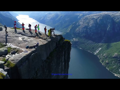 Amazing basejumpers at Kjerag - Spectacular Norway !