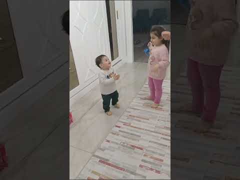 Mehmet akif ve hafsa duru karşılıklı erik dalı gevrektir oynuyor . the children play turkish dance