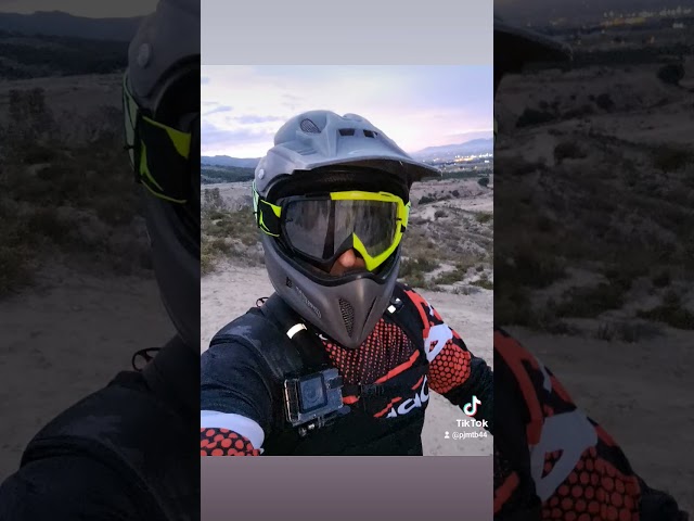 Vídeo relacionado con Weigudoc Gafas de moto de cuero PU, gafas de sol Vintage, gafas de sol a prueba de viento, cascos, gafas de Motocross para deportes al aire libre, montar a esquiar (gris)