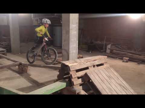 Mikołaj Woźniak (7 lat) trening trialowy na rowerze