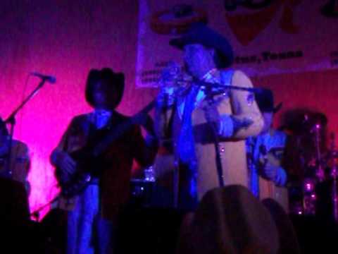 El tapete y La Rubi Grupo Laberinto Cactus Tx