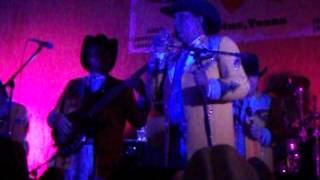 El tapete y La Rubi Grupo Laberinto Cactus Tx