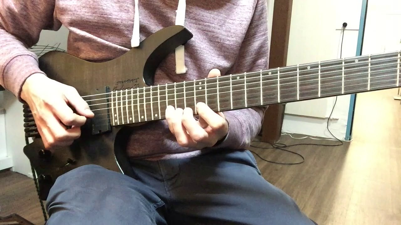 Roberto Barlocci playing a short alternate picking lick on electric guitar