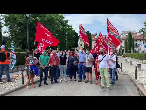 Un presidio a Varese a sostegno dello sciopero dei lavoratori del settore gas, elettrico, acqua