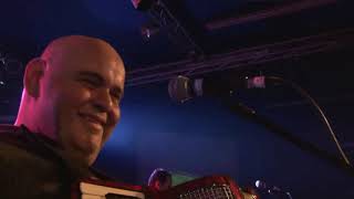 Guardianes del Amor de Arturo Rodríguez - Disculpe Usted &quot;En Vivo&quot; (Video Oficial)