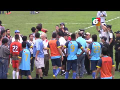 Video: Trifulca al final juego Carchá-Aurora.