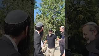 משה פייגלין רוקד בהר הבית עם הישיבה #משה_פייגלין #templemount #בן_גביר (ישיבת הר הבית) - התמונה מוצגת ישירות מתוך אתר האינטרנט יוטיוב. זכויות היוצרים בתמונה שייכות ליוצרה. קישור קרדיט למקור התוכן נמצא בתוך דף הסרטון