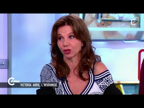 Victoria Abril sur Rayane Bensetti "il est encore meilleur comme comédien" - C à vous - 26/02/2015