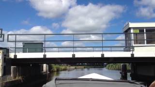 preview picture of video 'Bootsfahrt durch die Grachten Frieslands'