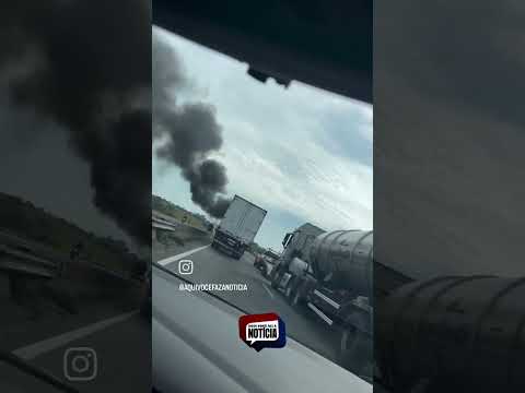 Caminhão pegando fogo na dutra em Roseira(  sentido São Paulo ). Boletim em andamento !ninguém sefer