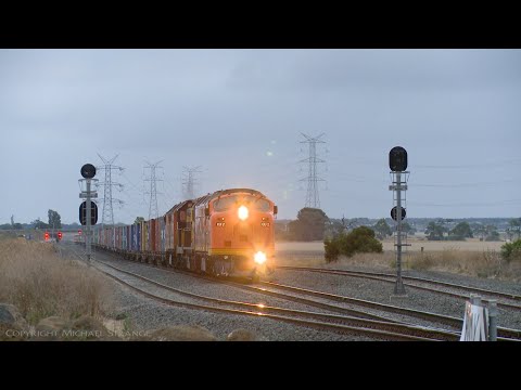 7922V Dooen Container Train Overtakes Broad Gauge Grain Train (18/1/2021) - PoathTV