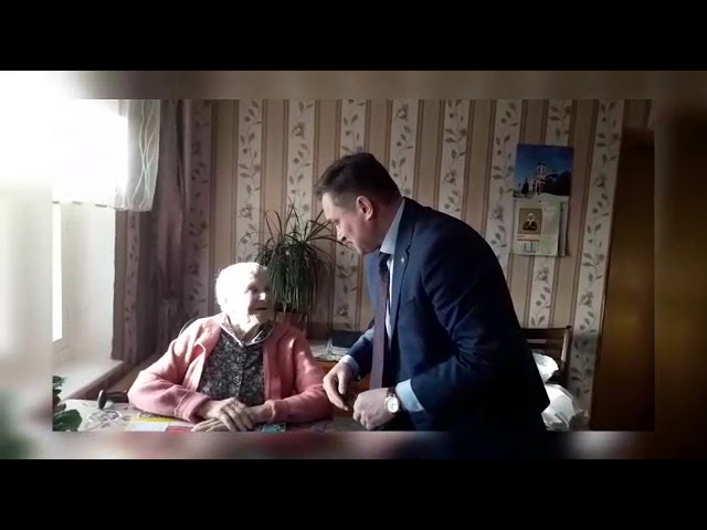 Екатерина Мошкова из Шеланги принимает поздравления от главы района Марата Зиатдинова