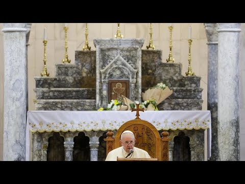 فيديو البابا فرنسيس يطلق "حمامة السلام" من قلب كنيسة مدمرة في العراق…