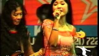 Download lagu New PALADA - Sepiring Berdua (Nena Fernanda) Live Lap. Kabuh Jombang 2005 mp3