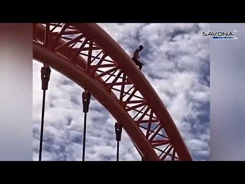 Albenga, giovane si arrampica sul ponte rosso per protesta: soccorsi mobilitati