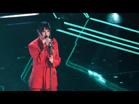 #Sanremo2021, Arisa in smoking rosso: il dettagli che hanno notato in molti