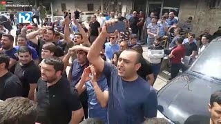 Նիկոլ հողատո՛ւ, թո'ւրք, դավաճա'ն. բազմահարկ հայհոյանքներով Սյունիքը փակեց Փաշինյանի մուտքը։ Լրաբեր