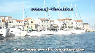 preview picture of video 'Mit dem Motorboot den Stadthafen entlang von Tribunj - Kroat'