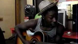 Jesse Boykins III Playin Guitar &amp; Singen &quot;I Wish&quot;