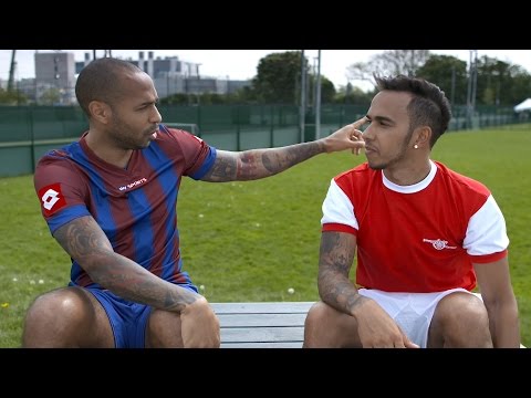 Люис Хамилтън играе футбол с Тиери Анри