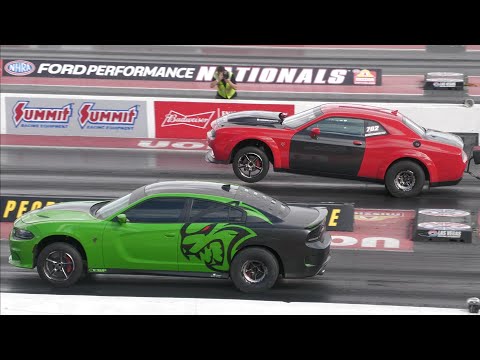 Dodge Challenger vs Charger - drag racing
