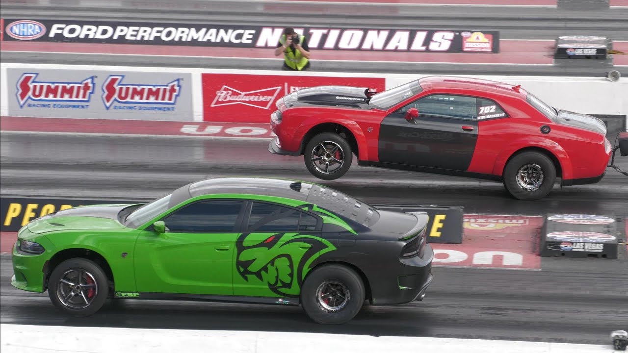 Dodge Challenger vs Charger - drag racing