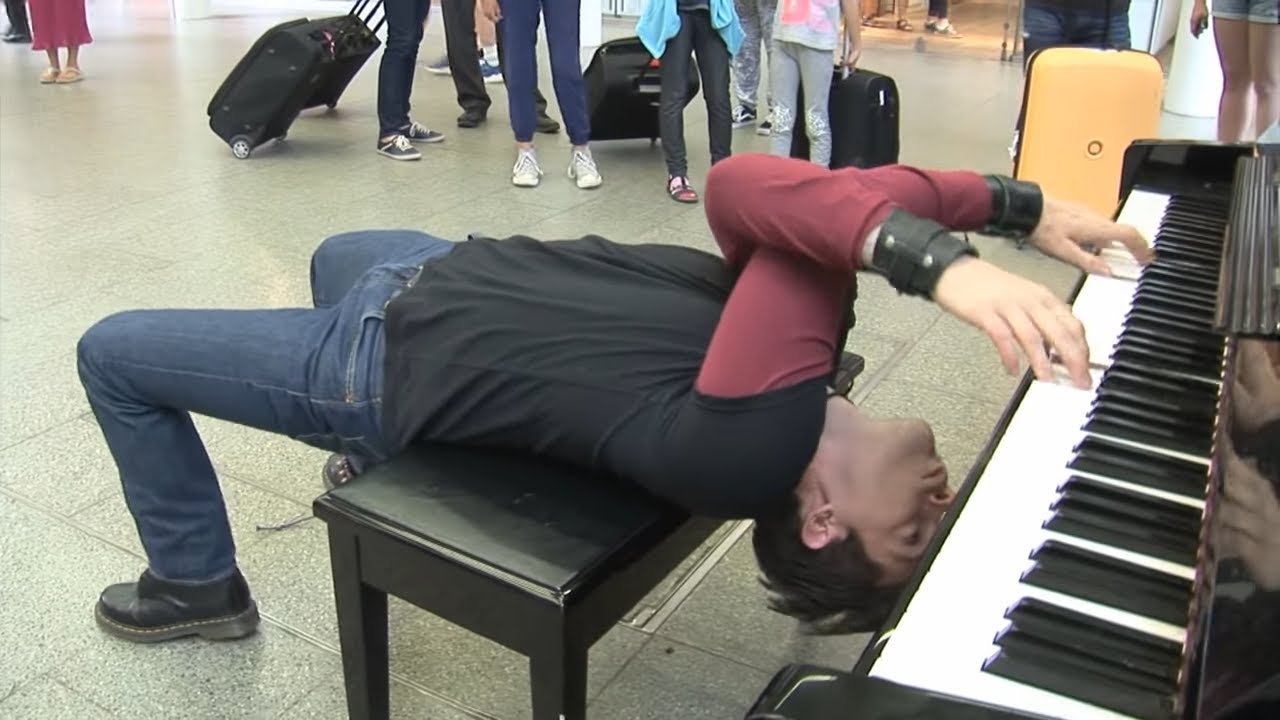 Екстремно Boogie Woogie на улично пиано в Лондон, St Pancras