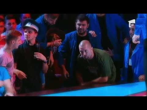 Cheloo a vrut sa faca baie de multime! S-a ales cu umarul sarit!