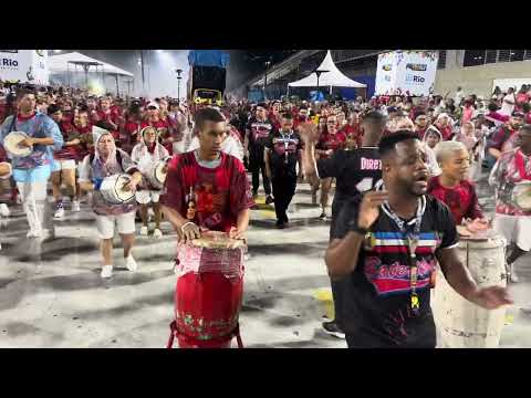 Bateria da União da Ilha no ensaio técnico para o carnaval 2024