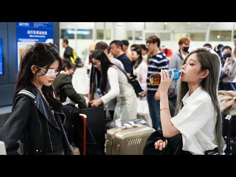 Wang Yi and Zhou Shi Yu Airport Sweet Moments  On the Way to Shanghai