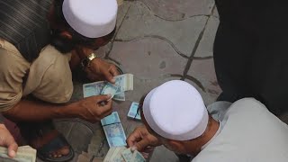 Download lagu Principal mercado de câmbio reabre em Cabul em meio à crise mp3