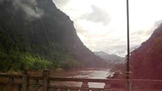 preview picture of video 'Il villaggio fluviale di Nong Khiaw all'alba - Laos, agosto 2008'