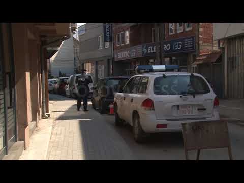 Policia pranë një shtëpie në Tophane