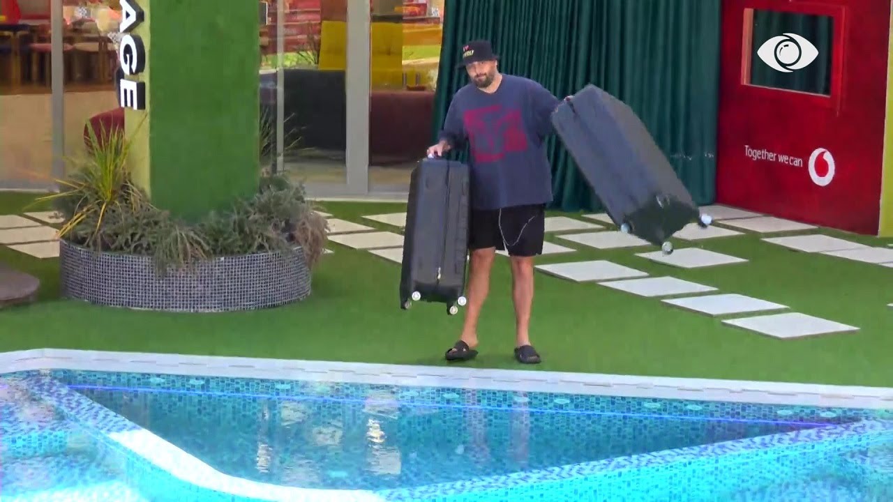 I nxehur se i kanë marrë sendet personale, Liami hedh valixhet e banorëve në pishinë