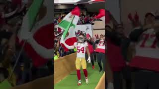 Fred Warner leads the 49ers onto the field with the Mexican national flag 🇲🇽