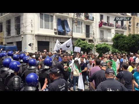 نحو ألفي طالب جزائري تظاهروا رفضا للانتخابات