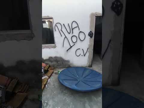 PM apreende submetralhadoras e drogas em casa usada por traficantes em Linhares.