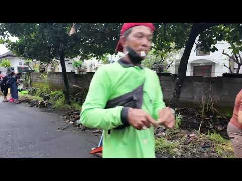 GOTONG ROYONG MENYAMBUT HUT KOTA DENPASAR DI DUSUN BADAK SARI