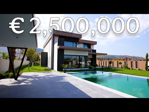 İzmir Güzelbahçe'de Muhteşem Havuzlu Villa - Lüks ve Konforun Buluştuğu Mekan!