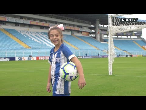 نتالي بيريرا .. طفلة برازيلية تحمل موهبة لافتة في لعبة كرة القدم