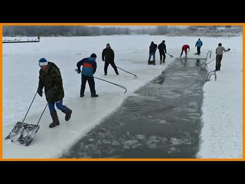 幻燈片。俄羅斯鄂木斯克的冰洞游泳 (SLIDESHOW: Ice hole swimming in Omsk, Russia)
