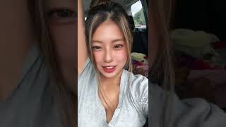 車の中で乳揺れ