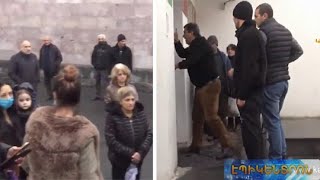 Թեժ իրավիճակ զորամասի մոտ. անհետ կորած զինծառայողների հարազատները պատասխան են պահանջում