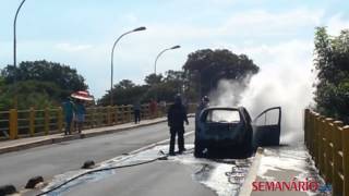 preview picture of video 'Carro pega fogo em Jacareí - Ação dos Bombeiros para conter o incêndio'