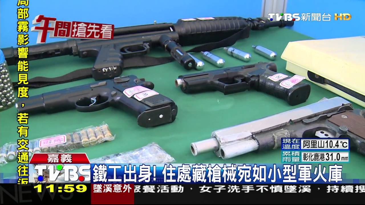 衣櫥門板掛刀槍　他家宛如「007」武器室