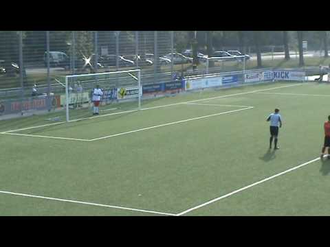 DUNO doelman A1 poogt strafschop te stoppen tegen Vitesse Delft A1 september 2009