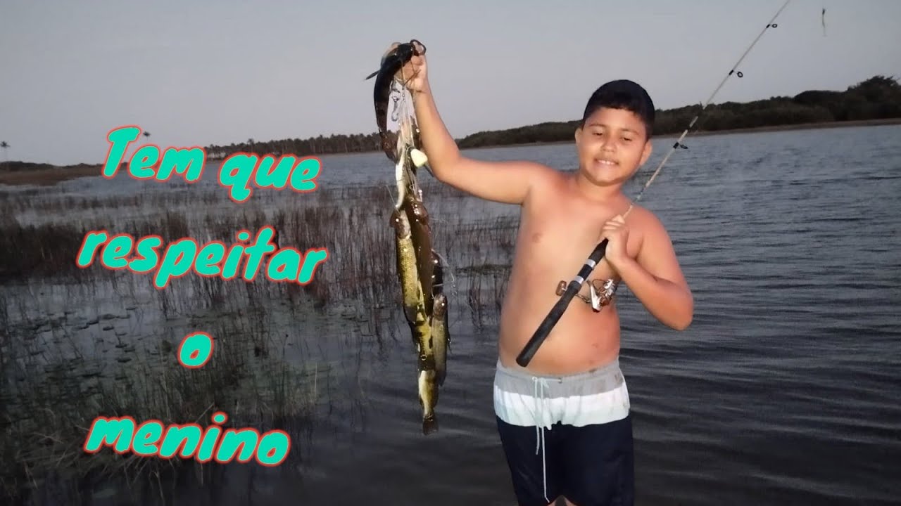 O menino pega mesmo na pescaria