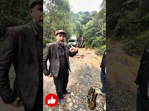 VEREADOR VITÃO DO POVO E PROFESSOR RICARDO ACOMPANHANDO A OBRA NA RUA DO MONJOLO COM A MAQUINA CONQUISTADA PELO PT