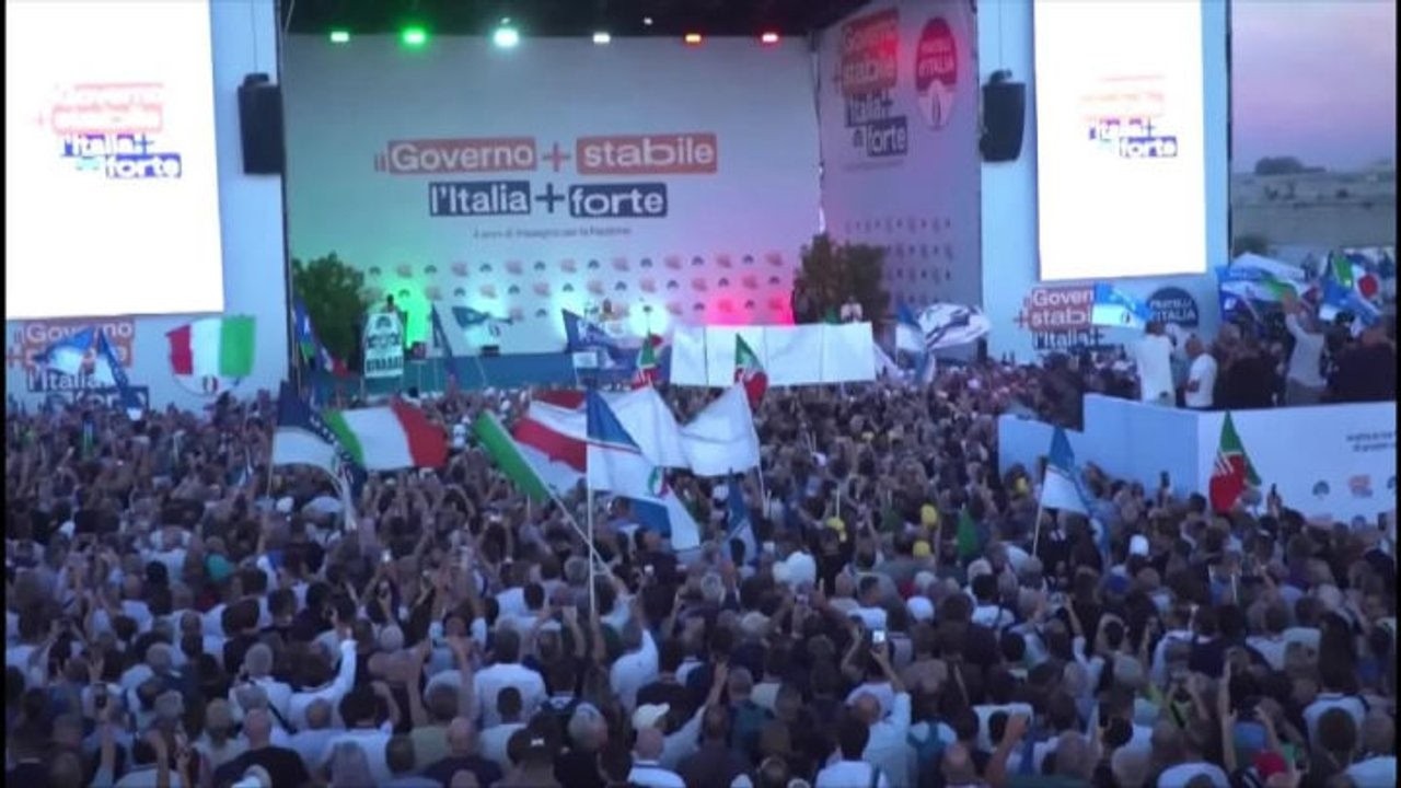 "Emozione immensa", Meloni alla festa di Bari per longevità Governo, la folla grida "Giorgia"