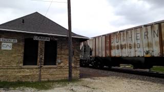 preview picture of video 'CN Freight Train Blasts Through Lomira'